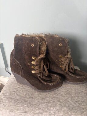 Size 10 Brown Faux Fur Lined Lace Up Wedge Boots